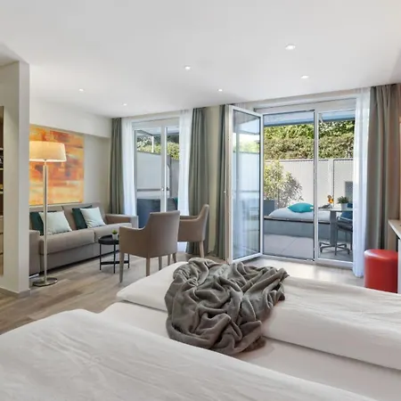 Lodge, Pool & Garden Retreat Hotel